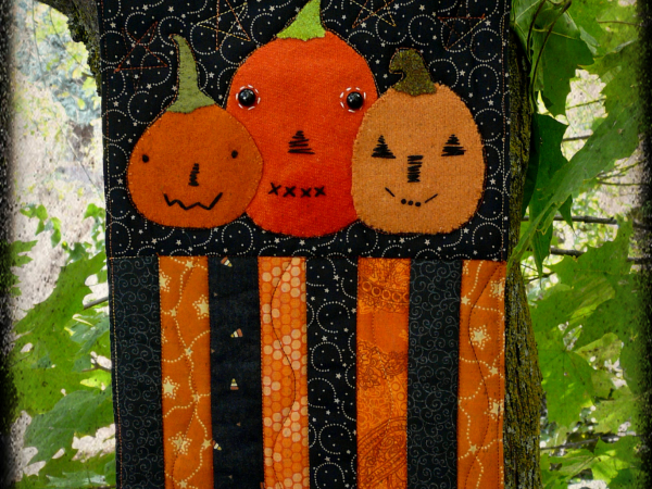 A vintage Halloween mini Quilts pattern  pumpkins