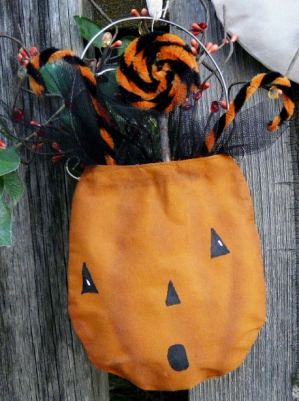Goblins, ghouls and Ghosts.. oh My pattern treat holder