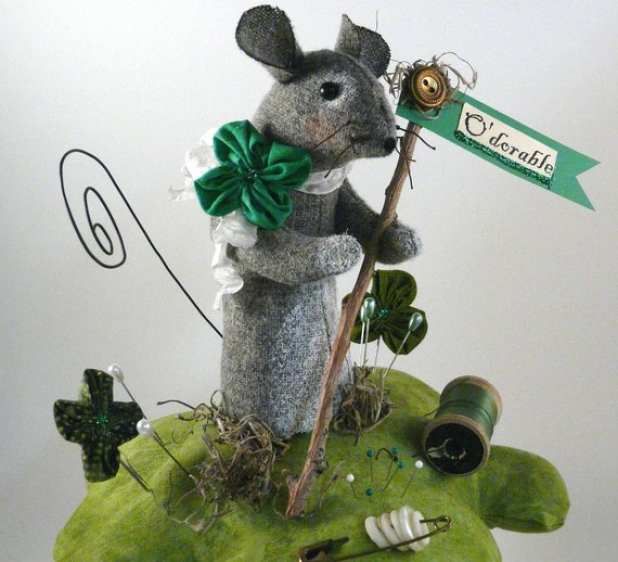 O'dorable Mouse Pin cushion shamrock pattern