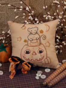 Midnight Halloween snack Stitchery pattern mouse pumpkin