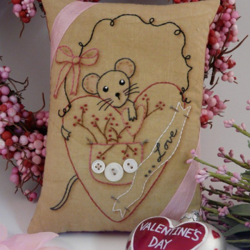 Sweet Mouse Valentine Stitchery heart pattern