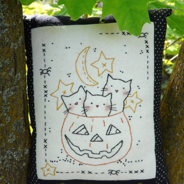 3 Cats in Halloween pumpkin Stitchery sheet pattern